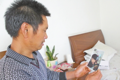 46歲的山村農(nóng)民祁振崗在失去兒子的同時(shí)，又陷入了“沒錢帶兒子回家”的揪心之痛中。