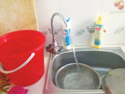 和諧家園居民家中流出的自來水