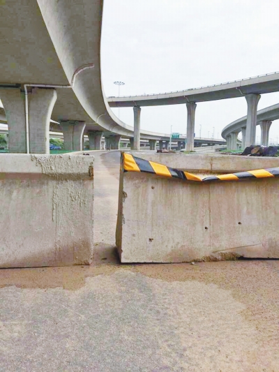  京廣快速路北延地面道路北三環(huán)入口處，一排石墩擋道，不讓入內(nèi)。