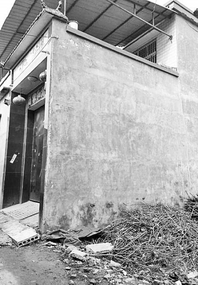 李曉陽(yáng)跳下來(lái)的位置位于家里的二樓平臺(tái)上，距離地面五六米高。