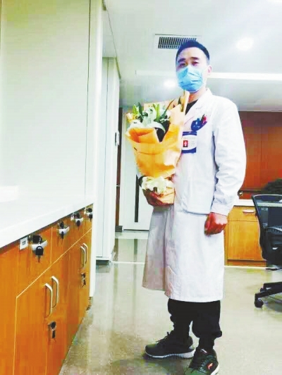 王運(yùn)明時(shí)常收到患者送來(lái)的花束，談起救人，他說(shuō)都是身為醫(yī)生應(yīng)該做的。