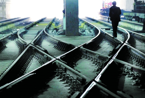 ▲鄭州地鐵1號線醫(yī)學院站，地下18米縱橫交錯的鐵軌伸向遠方。