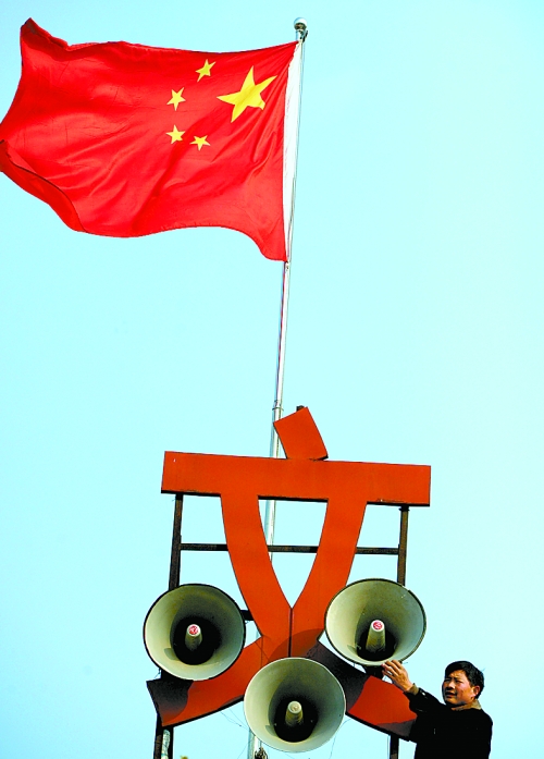 11月15日，新蔡縣磚店鎮(zhèn)黨員劉新峰在村口架起三個(gè)大喇叭，向群眾及時(shí)宣傳十八大精神。