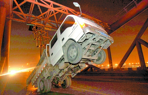 　車上升降機(jī)的工作臺(tái)被卡，車身前部高高翹起。