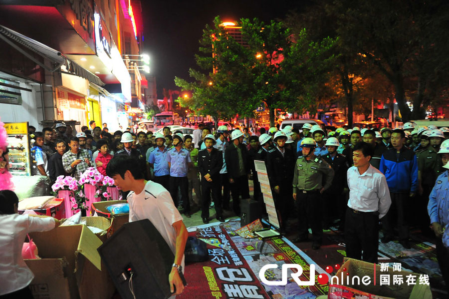 　2012年12月26日晚，海南省三亞市，三亞市綜合行政執(zhí)法局河西大隊近百名城管上街執(zhí)法。