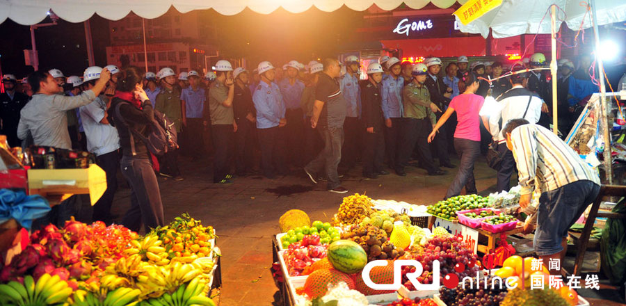 2012年12月26日晚，海南省三亞市，三亞市綜合行政執(zhí)法局河西大隊近百名城管上街執(zhí)法。