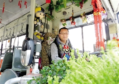 米奇、中國(guó)結(jié)、流氓兔、綠色植物、各種表情的小豬裝扮車(chē)廂