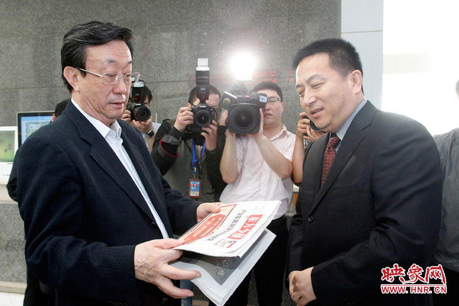 東方今報(bào)報(bào)社社長(zhǎng)趙國(guó)平向河南省委書記、省人大常委會(huì)主任郭庚茂匯報(bào)東方今報(bào)的內(nèi)容、發(fā)行等情況 東方今報(bào)