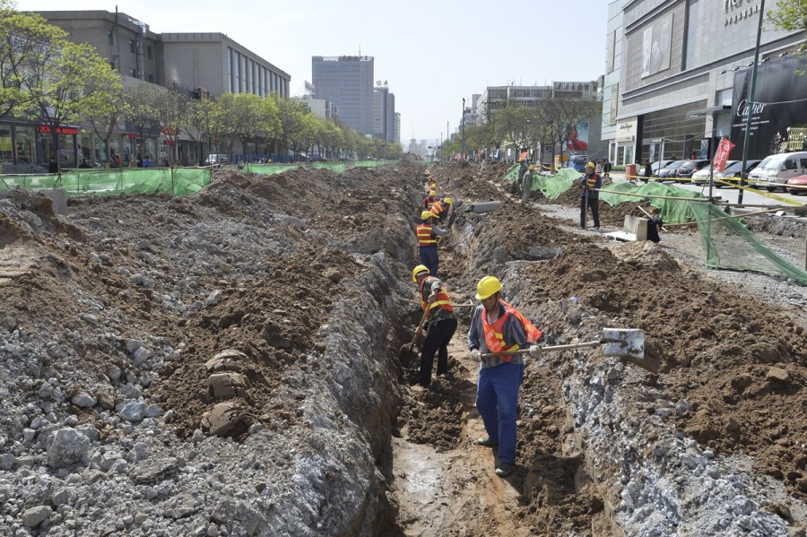 4月23日，太原，施工中的府西街。