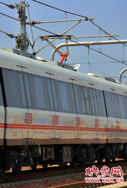 調(diào)試中的地鐵，電線已經(jīng)抬起充電