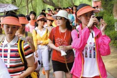 未名湖畔，游人紛紛拍照留念。