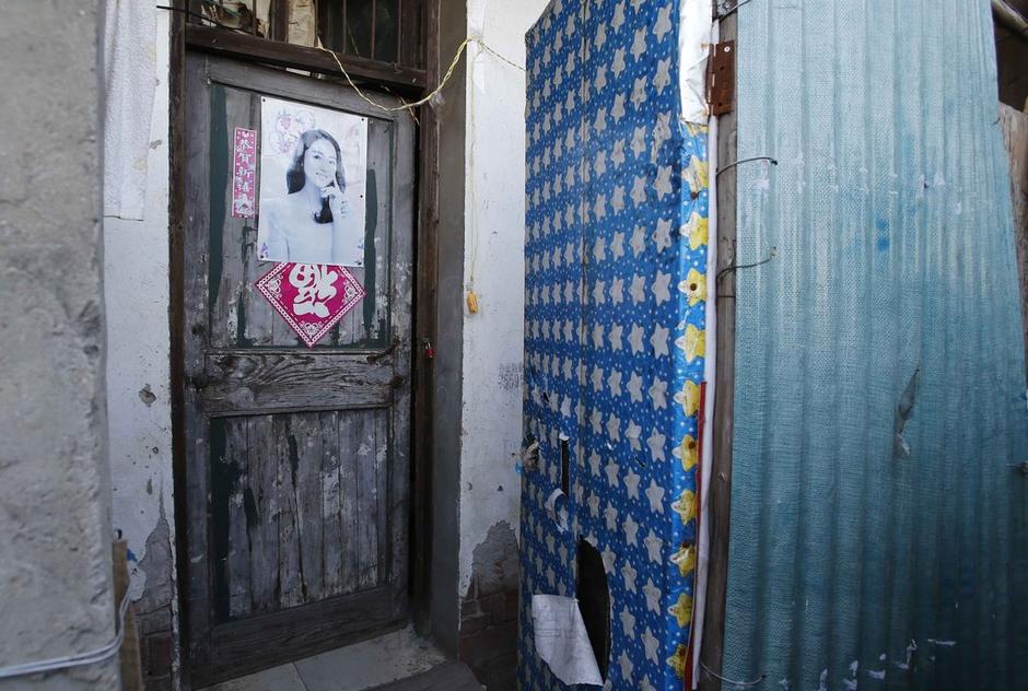 36歲的河南信陽打工者陳小龍在這里租了一間屋子住，2012年底開始，他偷偷在出租屋里挖地窖。