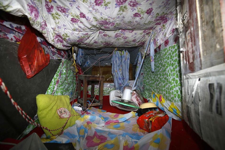 今年地窖挖成。6月12日22時左右，陳小龍在嘉興市經(jīng)濟技術(shù)開發(fā)區(qū)(國際商務(wù)區(qū))玉都豪匯KTV門口，以拉客為由，將18歲安徽女孩郭某，用三輪電動車載到僻靜處，以水果刀、電棍威脅，將她雙手雙腳綁住，嘴巴封住。強行帶到出租屋地窖內(nèi)，用鎖鏈鎖住。期間，陳小龍多次強奸女孩。