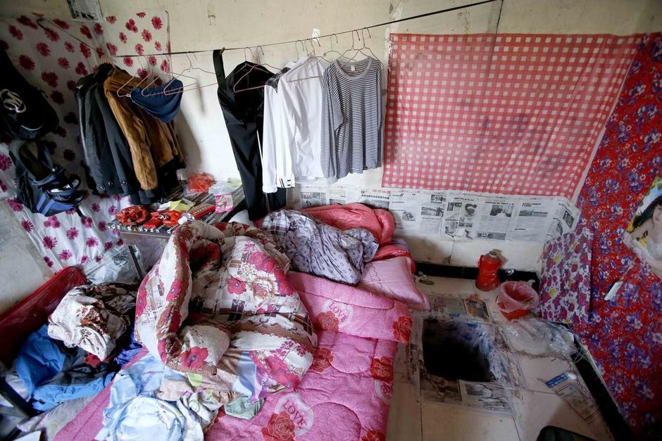 女孩利用隨身攜帶的指甲刀，一點點將身上鎖鏈磨斷，6月23日，她掙脫鎖鏈，跑到氣窗大喊救命，周圍居民聞聲報警，女孩11天的地獄經(jīng)歷才告結(jié)束。