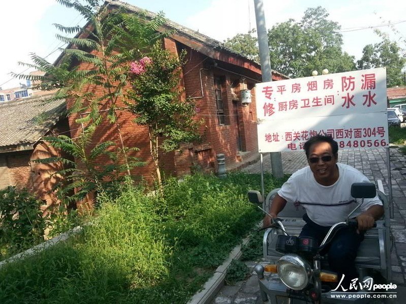 圖為縣委大院依然沒有配備專職保安，群眾可以隨意進入。圖片來源：人民網(wǎng)