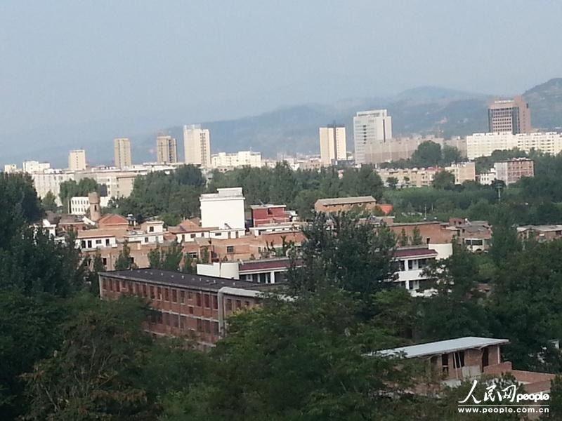 圖為盧氏縣委的土坯辦公房在高樓林立的縣城很不起眼。圖片來源：人民網(wǎng)