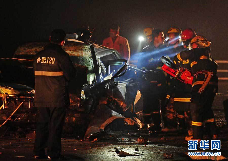 2013年1月9日，合肥，事故現(xiàn)場(chǎng)，兩輛受損車輛已經(jīng)全部變形