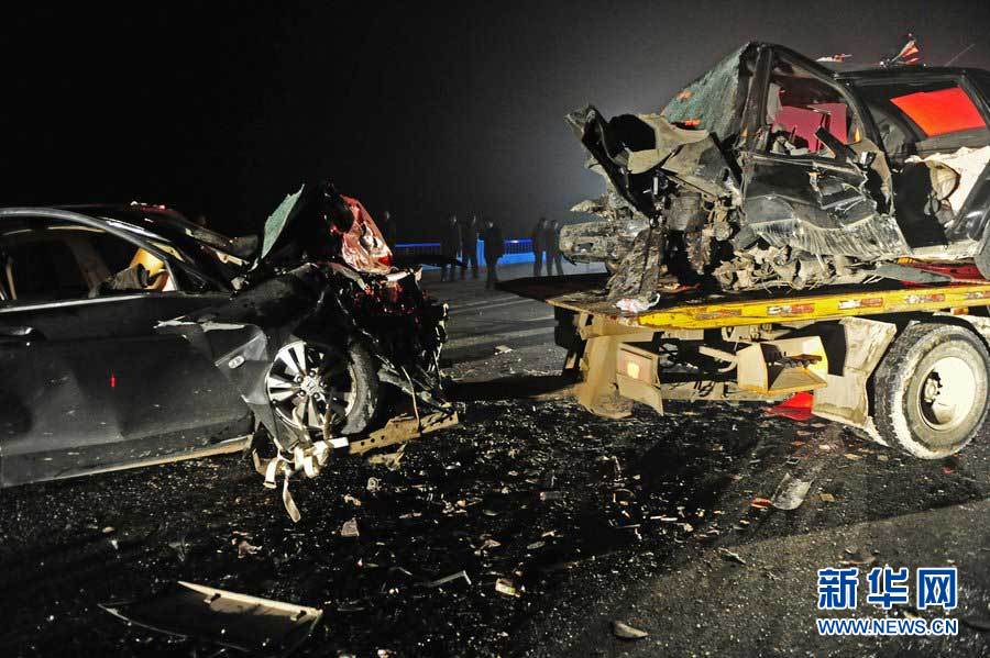 2013年1月9日，合肥，事故現(xiàn)場(chǎng)，兩輛受損車輛已經(jīng)全部變形