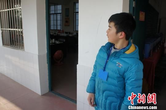 對(duì)于幾年如一日照顧他的同學(xué)余興泉，14歲的左臣心里充滿了感激。 李俊杰 攝