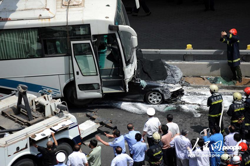 北京大客車追尾碾壓奧迪司機(jī)被困車中。