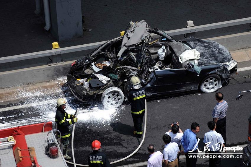 北京大客車追尾碾壓奧迪司機(jī)被困車中。