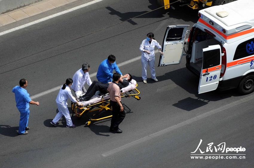 北京大客車追尾碾壓奧迪司機(jī)被困車中。
