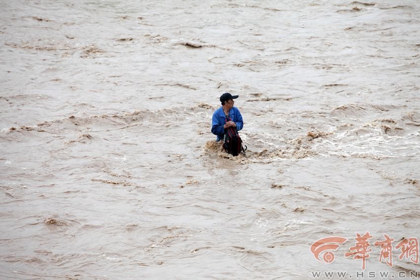 消防官兵試圖將救援的繩索扔到河中央，然而嘗試幾次都失敗。此時(shí)，河水已經(jīng)淹沒到四周，男子在一平方米的“