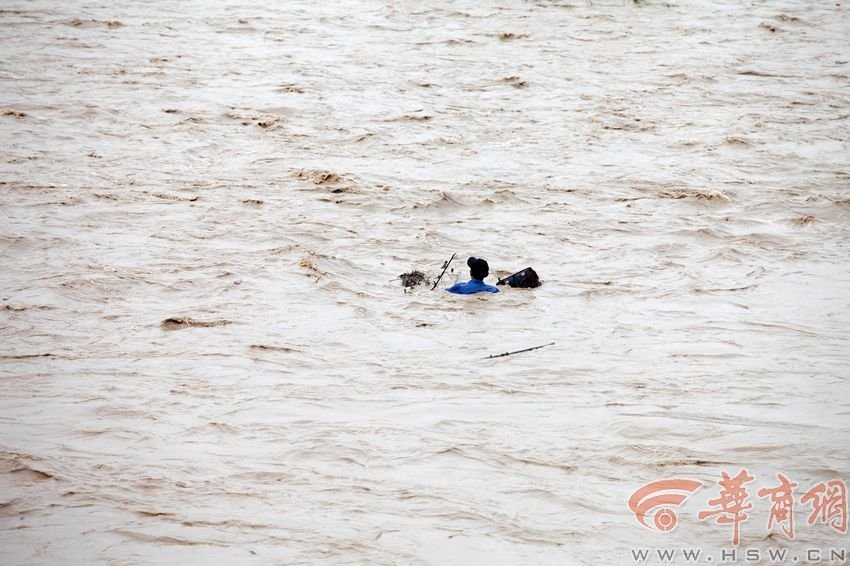 消防官兵試圖將救援的繩索扔到河中央，然而嘗試幾次都失敗。此時(shí)，河水已經(jīng)淹沒到四周，男子在一平方米的“