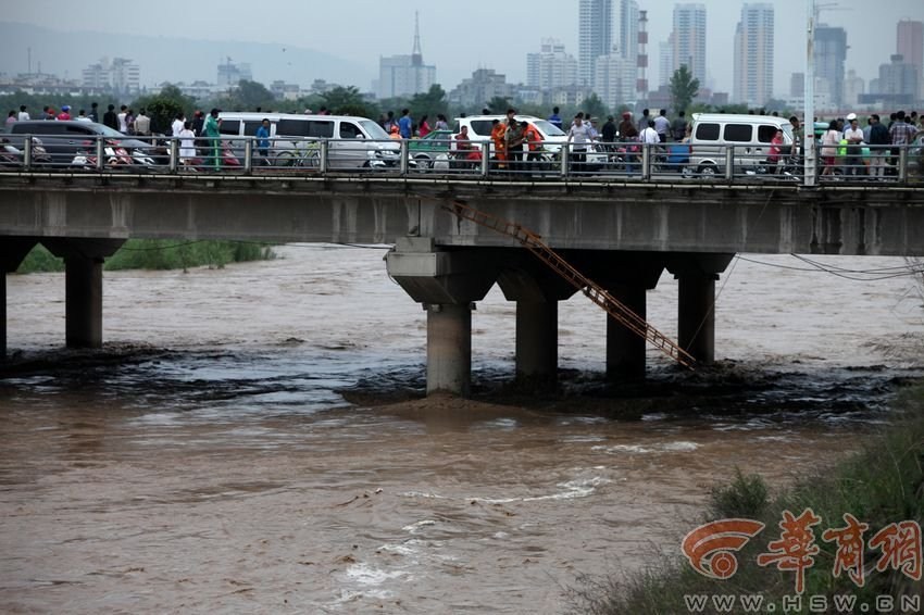男子被洪水沖走。