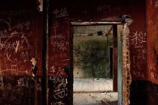 探秘！北京"鬼樓"內(nèi)部