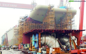 航母前部甲板在安裝。