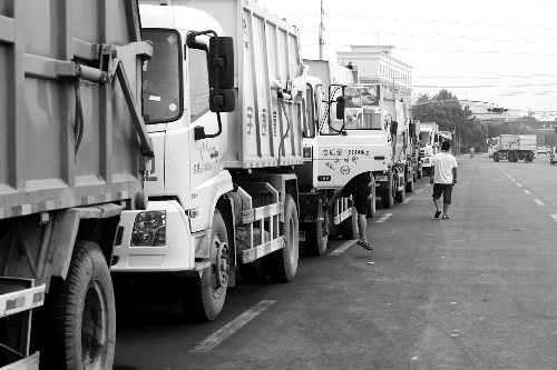 垃圾車(chē)排隊(duì)等著卸垃圾，有司機(jī)已等了四五個(gè)小時(shí)