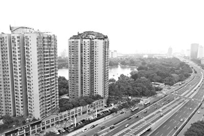 昨日，人濟(jì)山莊小區(qū)，與其他樓相比，B棟樓頂層天臺(tái)上違規(guī)建造了一棟兩層小樓，假山大樹(shù)俱全。新京報(bào)記者