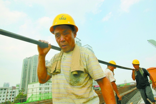 農(nóng)民工工作辛苦，權(quán)益理應(yīng)有保障。