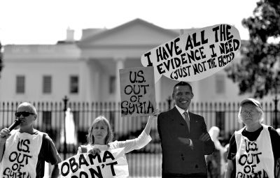 2日，反戰(zhàn)人士在白宮前高舉標語，抗議美國可能對敘動武。