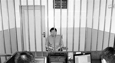 警方審訊犯罪嫌疑人“秦火火”。