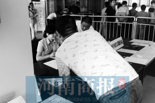 戴著耳機(jī)工作，挺“愜意”