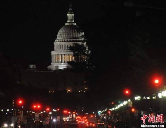 入夜后國會山前警燈一片，加強警戒。中新社發(fā) 德永健 攝