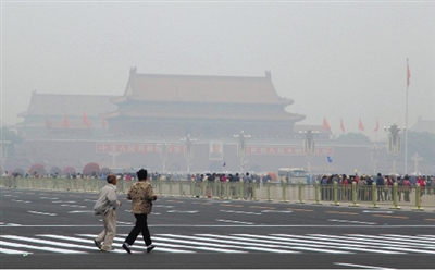 9月29日，游客行走在天安門廣場(chǎng)西側(cè)路上，當(dāng)日霧霾嚴(yán)重。