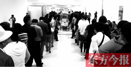 昨日上午，鄭州市社保辦事大廳，辦事的群眾排起長隊(duì)