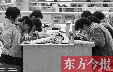 專家認(rèn)為，內(nèi)地高校對(duì)學(xué)生創(chuàng)造性、自主性的培養(yǎng)不及港校