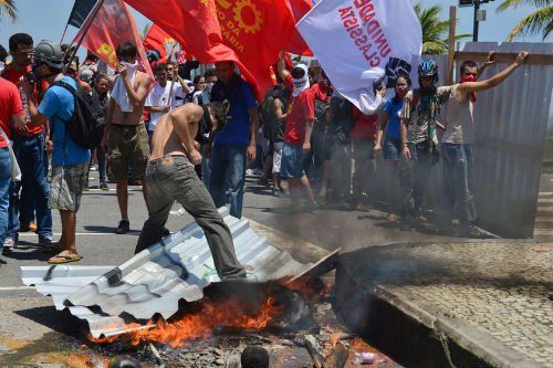 當(dāng)?shù)貢r(shí)間10月21日，巴西里約熱內(nèi)盧近海一座油田舉行開(kāi)采權(quán)競(jìng)標(biāo)，引發(fā)示威者抗議，與負(fù)責(zé)安保的大量配槍巡邏士兵發(fā)生沖突。 CFP