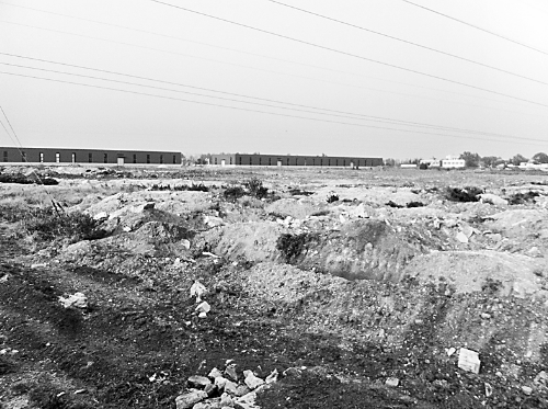 兩年半時(shí)間里，空曠的院子里，只有北側(cè)建成了兩棟空空的廠房。