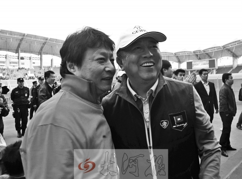 比賽結(jié)束后，老胡熱情擁抱老唐。