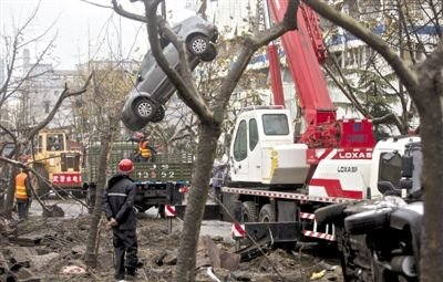 輸油管道爆炸后，搶修人員將被炸毀的車(chē)輛運(yùn)出現(xiàn)場(chǎng)。