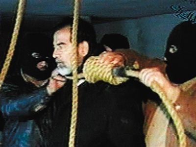 警衛(wèi)給薩達(dá)姆套上絞刑工具。