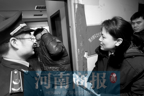 城管巡回法庭法官，到因違反城市管理的受罰當(dāng)事單位送傳票