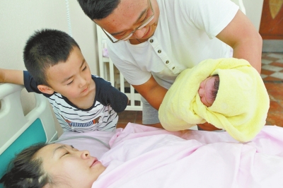 一家四口其樂(lè)融融，但二孩證卻讓男主人操心。