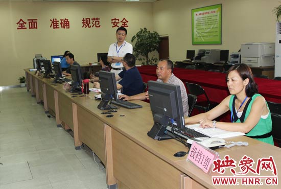 今年我省高招錄取工作正在平穩(wěn)正常開展，圖為投檔組工作人員。