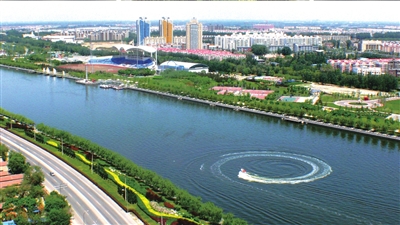 清澈的運(yùn)河水及兩岸綠色。